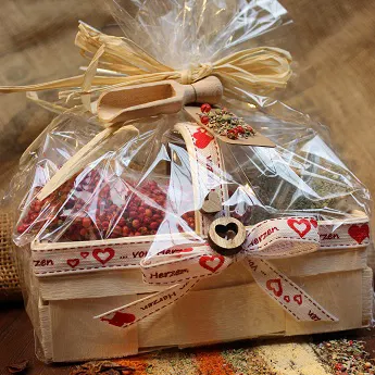 Geschenkkorb mit Gewürzen